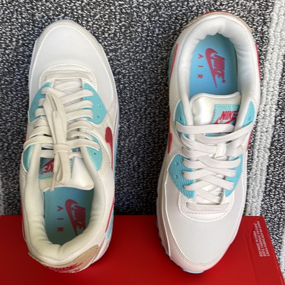 Nike Air Max 90
Women's Shoes - Picture 13 of 16